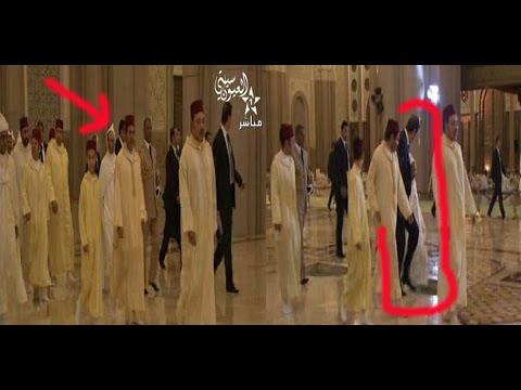 بالفيديو أحد مرافقي الملك محمد السادس يسقط ف بركة ماء
