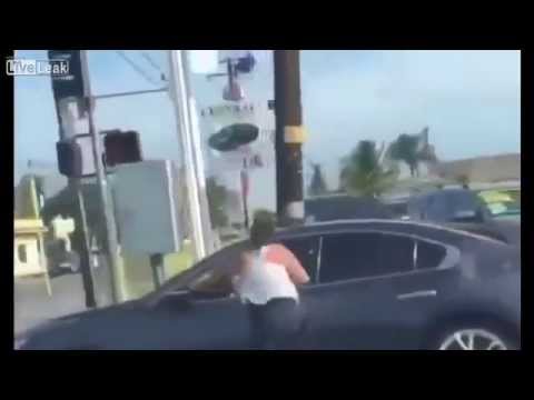 بالفيديو امرأة تتعلق بسيارة زوجها بعد ضبطه مع عشيقته