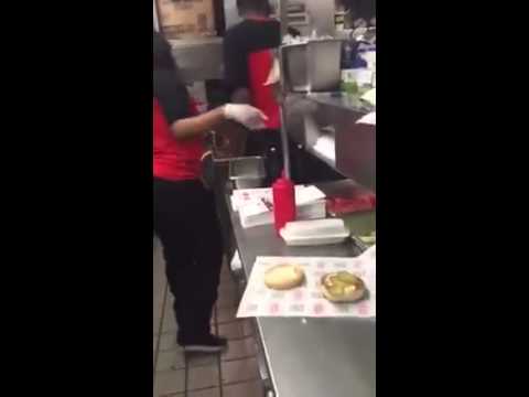 شاهد موظفة في مطعم تمسح الأرض بقطعة خبز