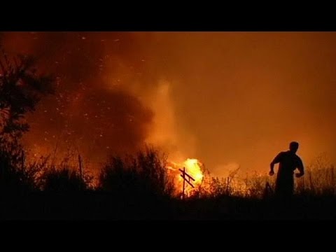 شاهد حريق يجبر السكان على إخلاء قرية في إسبانيا
