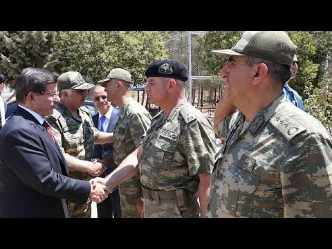 شاهد رئيس الوزراء التركي يزور قاعدة عسكرية