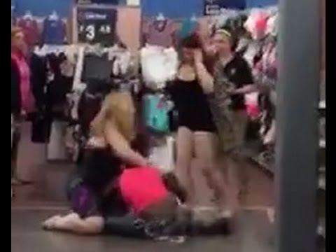 بالفيديو معركة بين فتاتين في أحد المراكز التجارية