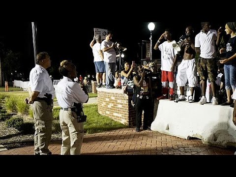 شاهد إصابة شخص خلال مواجهات مسائية مع الأمن الأميركي والمحتجين