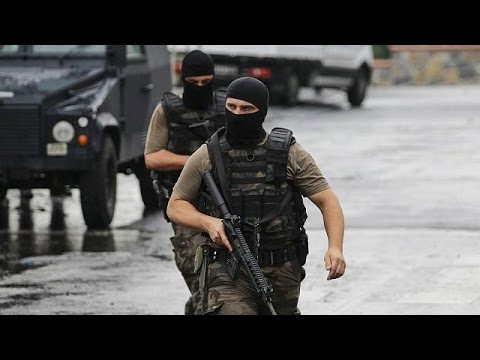 شاهد امرأتان تهاجمان قنصلية أميركا في إسطنبول