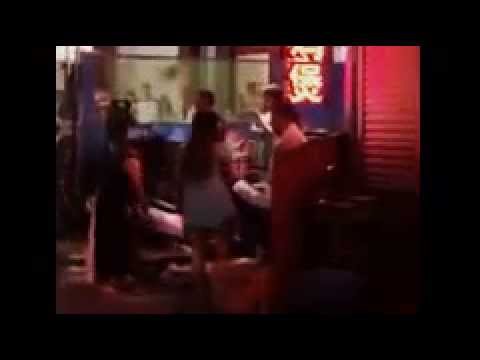 شاهد فتاة ليل تضرب رجلًا بعد رفضه الدفع لها