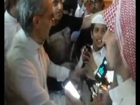 الوليد بن طلال يمازح الشباب أمام بقالة في ظهرة لبن