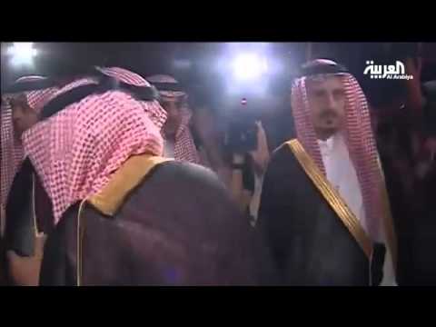 شاهد محمد بن نايف أول مصل في مسجد الطوارئ