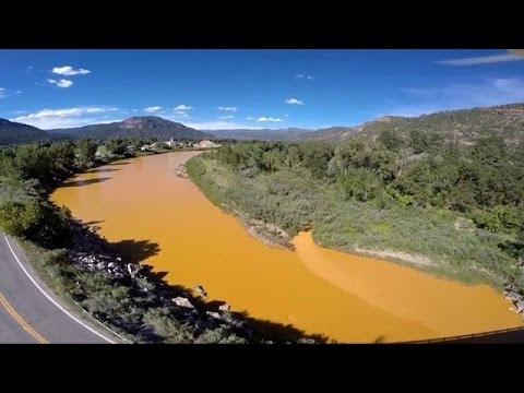 تلوث يحول لون مياه النهر إلى البرتقالي