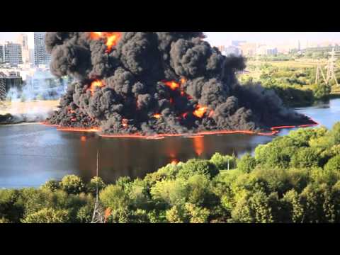 شاهد انفجار أنبوب نفط يشعل النار في مياه أحد أنهار روسيا