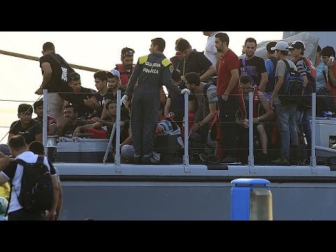 بالفييديو 420 مهاجر يصلون لصقلية بعد نجاتهم من الغرق