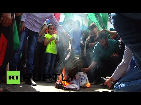 شاهد تلاميذ فلسطينيون يحرقون الزي المدرسي