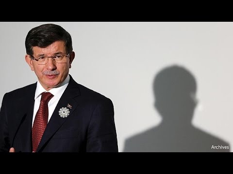 شاهد رئيس وزراء تركيا يعيد تفويض تشكيل الحكومة إلى أردوغان