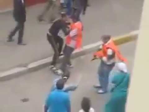 بالفيديو رجل أمن يعتدي على مواطن في الشارع