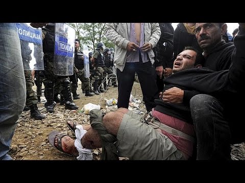 شاهد مقدونيا تستخدم الغاز لتفريق اللاجئين على حدودها مع اليونان