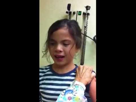 رد فعل هستيري لطفلة خائفة من حقنة