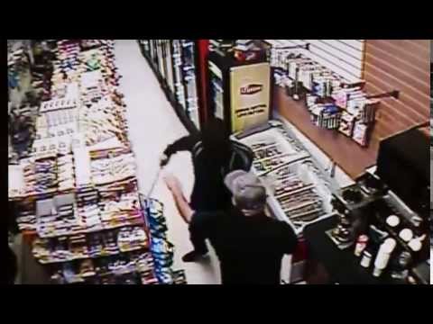 شاهد لصان يهددان صاحب متجر بسكين فأخرج لهما «سيفًا»