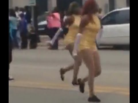 شاهد دراجة بخارية تطيح بفتاة أثناء رقصها في الشارع
