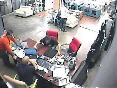 بالفيديو رجل يفقد أعصابه ويحطم لاب توب مديره