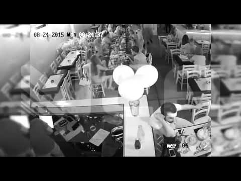 رجل يطلق 5 طلقات في رأس صديقه أمام الجميع