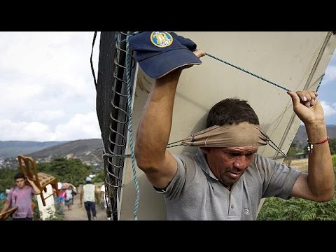 شاهد الكولومبيون المبعدون من فنزويلا