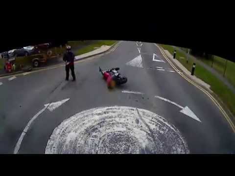 سائق دراجة نارية لا يرضى عن نجاته من الموت مرتين