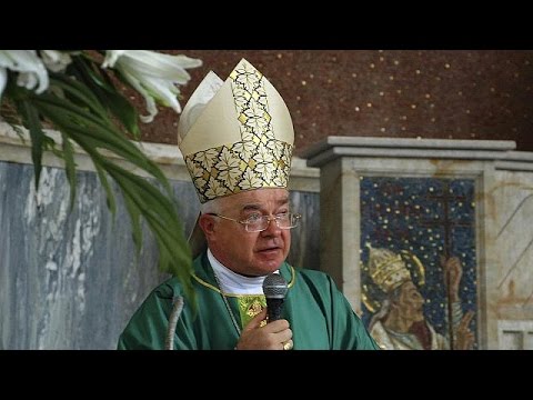 شاهد وفاة أول أسقف كان سيحاكم بتهمة التحرش الجنسي