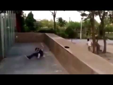 بالفيديو رجل مع كرسي متحرك يجري على قدميه