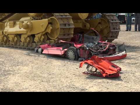 فيديو بلدوزر عملاق يسحق سيارة بالكامل