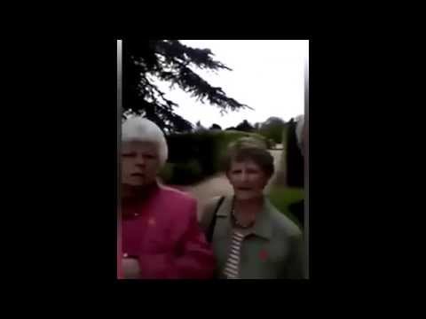 بالفيديو مسنُّون يجربون كاميرا الهاتف الذكي