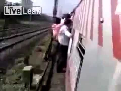 لحظة قفز رجل من على متن قطار مسرع في الهند
