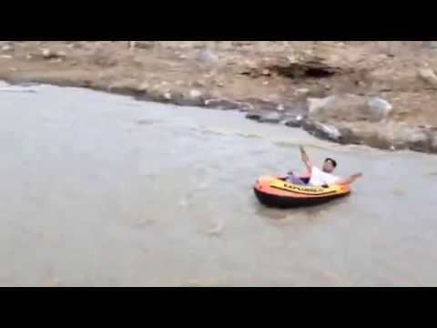 عمانى يستغل السيول للاستماع بأجواء البحر فى المصايف