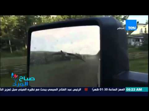 رجل يدل وزة  تائهة إلى بحيرة في كندا