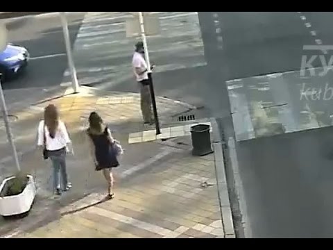 بالفيديو سيارة تكسر الإشارة وتطيح بفتاة حسناء