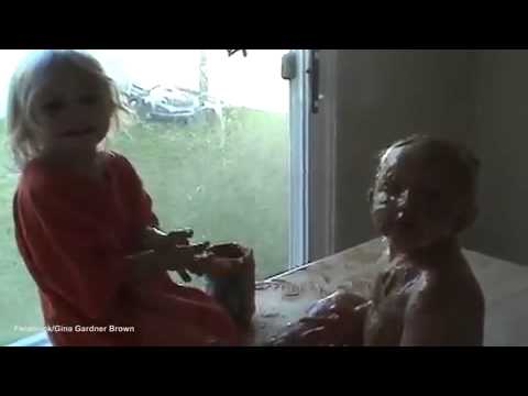 ردة فعل أم فوجئت بطفلتها تحمّم شقيقها بواسطة الزبدة