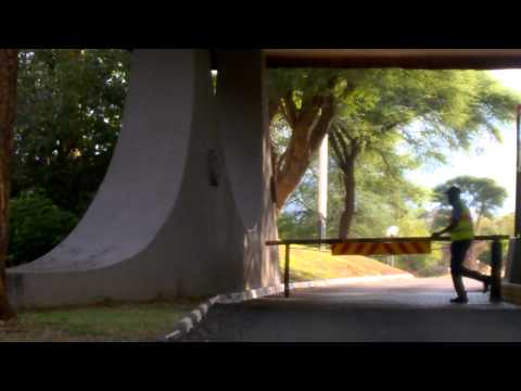 حارس بوابة زيمبابوي يستقبل الزوار راقصًا