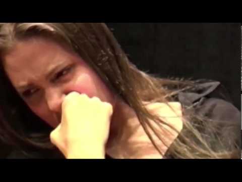 فيديو نادر لانجلينا جولي أثناء انهيارها في البكاء