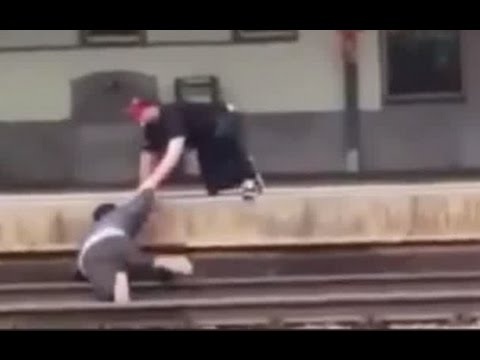 بالفيديو شاب ينقذ غريمه من الموت ويتشاجر معه