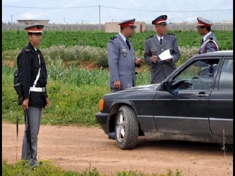 شاهد مخمورون يهاجمون دركيين ويحتجزون واحدا منهم