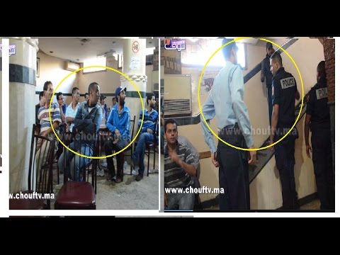 لحظة القبض على محامي و أشخاص آخرين في مقهى للقمار