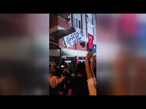 قوميون أتراك يهاجمون مقرات حزب الشعوب الديمقراطي