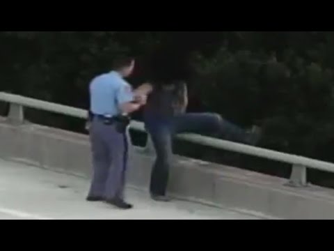 شاهد شرطي أميركي ينقذ منتحرًا ثم يكافئه بحضن قوى