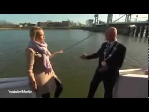 بالفيديو لحظة سقوط مذيعة في الماء على الهواء