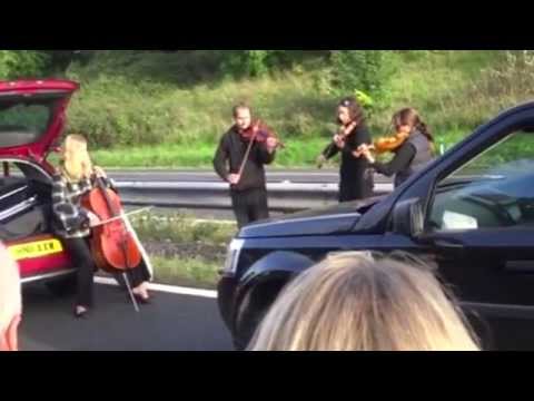 شاهد فرقة موسيقية تحيي حفلًا على الطريق السريع