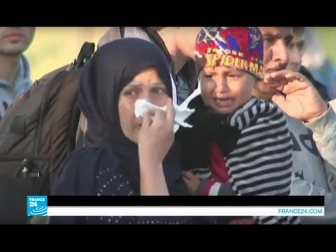 شاهد دموع يأس وإحباط للاجئين أمام سياج شائك