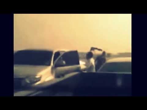 معركة بالساطور بين قائدي سيارتين