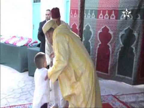 شاهد لقطة طريفة لطفلة أثناء السلام على الملك محمد السادس