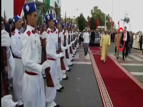 شاهد  كولونيل يصدم كتف الحارس الشخصي للملك محمد السادس