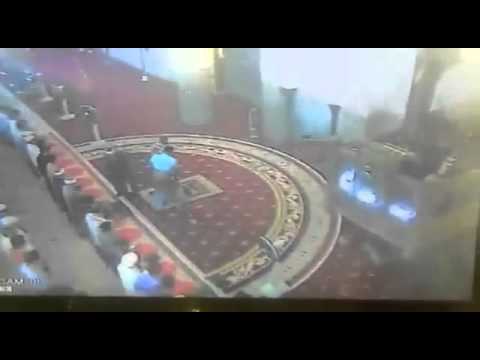 رجل يصفع إمام مسجد على وجهه