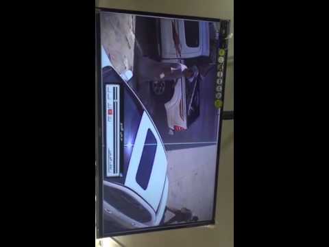 لحظة سرقة سيارة شخص وبداخلها زوجته
