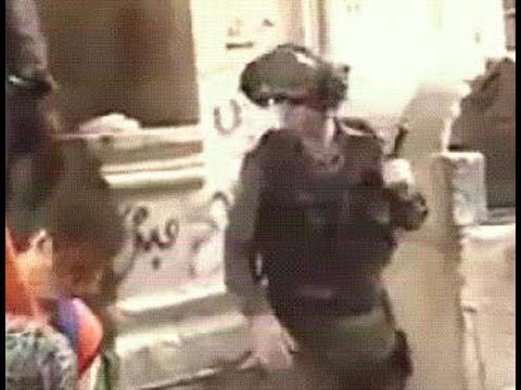 جندي إسرائيلي يضرب سيدة لدفاعها عن الأقصى